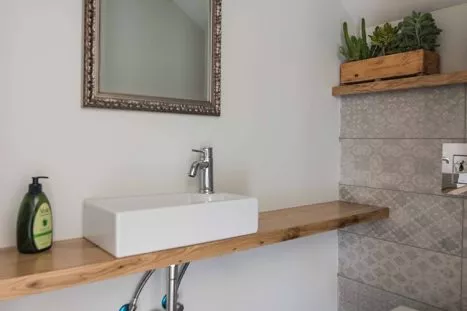 כיור לחדר רחצה מינימליסטי בהתאמה אישית עם מדף עץ לחדר רחצה קטן
