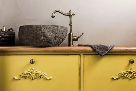 חדר רחצה בהתאמה אישית בסגנון פרובאנס בצבע צהוב עם כיור אבן ייחודי