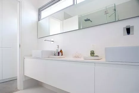 חדר רחצה בהתאמה אישית בסגנון מודרני מינימליסטי בצבע לבן