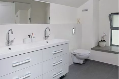 חדר רחצה בהתאמה אישית בסגנון מודני בצבע לבן עם שני כיורים