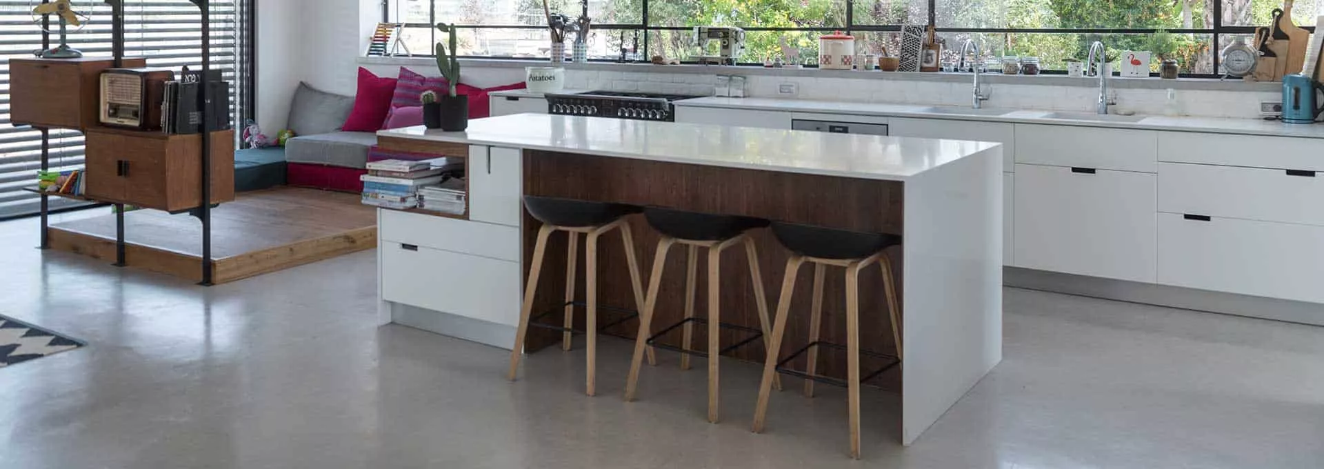 מטבח מודרני בנגרות אישית בצבע לבן